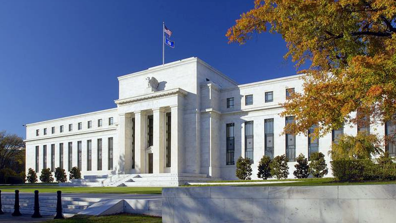 La Reserva Federal es la autoridad monetaria de los Estados Unidos encargada del diseño y la emisión de los dólares. La Reserva Federal es la autoridad monetaria de los Estados Unidos encargada del diseño y la emisión de los dólares.