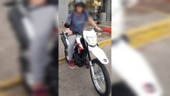 Le dispararon para robarle su moto enduro en el Metrobús de Neuquén