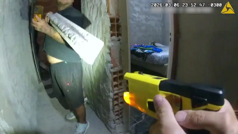 Fuentes policiales revelaron que un hombre de 32 años amenazó a su pareja con un cuchillo de carnicero.