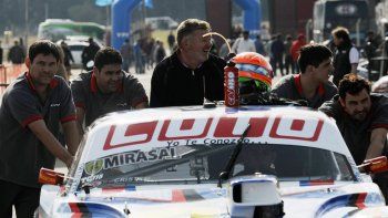 El  equipo de Camilo. Todos se ilusionan con ganar la carrera millonaria del Turismo Carretera. 