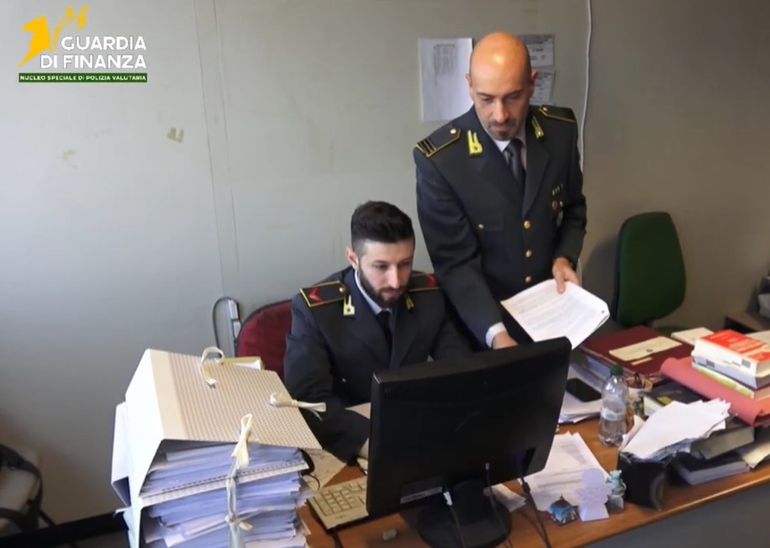 La red de ciberestafas utilizaba distintos métodos de fraude digital para acceder a sistemas bancarios y obtener datos personales. La red de ciberestafas utilizaba distintos métodos de fraude digital para acceder a sistemas bancarios y obtener datos personales.