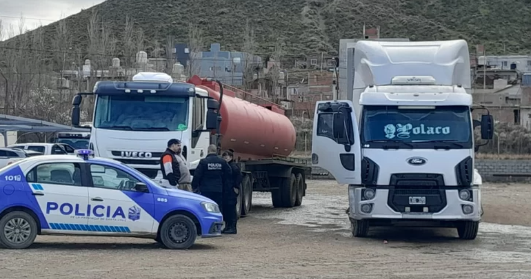 La policía estuvo en la estación de servicio en busca de indicios que permitan identificar y dar con los motochorros que sacaron dinero en efectivo y cheques del camión de reparto de carne. La policía estuvo en la estación de servicio en busca de indicios que permitan identificar y dar con los motochorros que sacaron dinero en efectivo y cheques del camión de reparto de carne. 