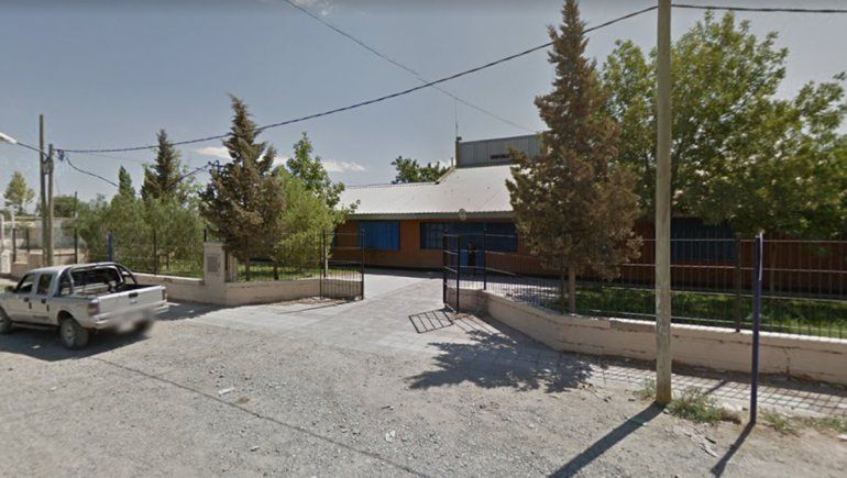 Dormía borracho en el patio de una escuela y tenía pedido de paradero