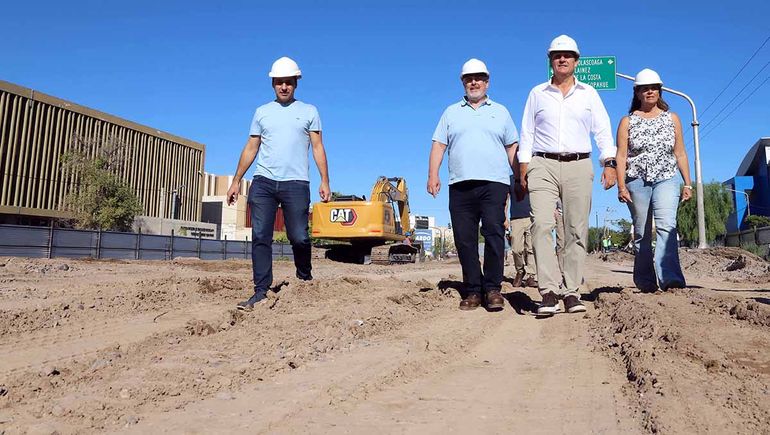 La recorrida de obra del intendente Mariano Gaido y su equipo al inicio de la obra de la transformación de la Avenida Mosconi. La recorrida de obra del intendente Mariano Gaido y su equipo al inicio de la obra de la transformación de la Avenida Mosconi.