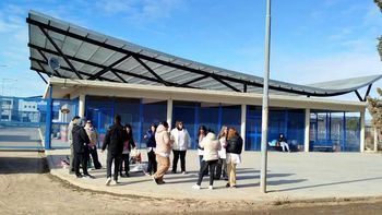 Este miércoles docentes reclamaron seguridad en la puerta de la Cárcel de Senillosa.&nbsp;
