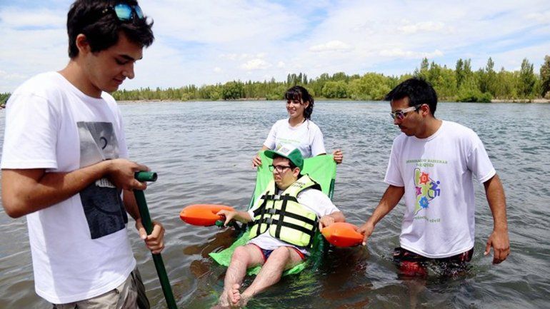 La silla tiene flotadores y ruedas anchas.&nbsp;