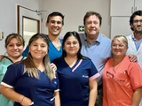 Antes de dejar la internaciói, Alberto Weretilneck se sacó una foto junto al personal de salud de la Fundación Médica de Río Negro y Nuequén, de Leben Salud.