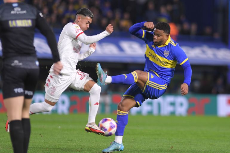 Fabra, otro punto alto de Boca anoche. Formó un tandem muy interesante con Barco y lastimó mucho a Huracán. 