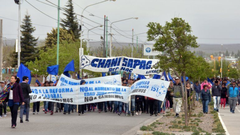Militantes del partido provincial se movilizaron en defensa de la caja del ISSN. Los dardos apuntaron contra los dirigentes de Cambiemos.