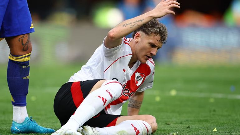 Colidio tras el golpe de Marcos Rojo Colidio tras el golpe de Marcos Rojo