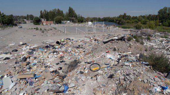 A pesar del cartel que advierte de la prohibición, en Villa Ceferino la basura se acumula en las esquinas. Una montaña de residuos de todo tipo y tamaño en una zona de Confluencia.&nbsp;