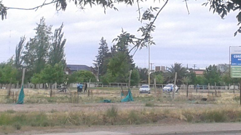El ataque ocurrió entre la pista de skate y el patinódromo de Plottier. La Policía ayer trabajaba en el lugar.