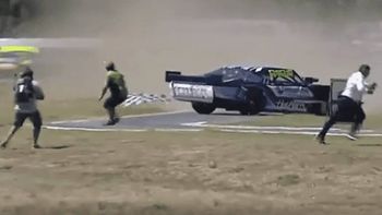 se salvaron de milagro: un piloto recibio un toque, perdio el control del auto y casi atropella aun grupo de personas se salvaron de milagro: un piloto recibio un toque, perdio el control del auto y casi atropella aun grupo de personas