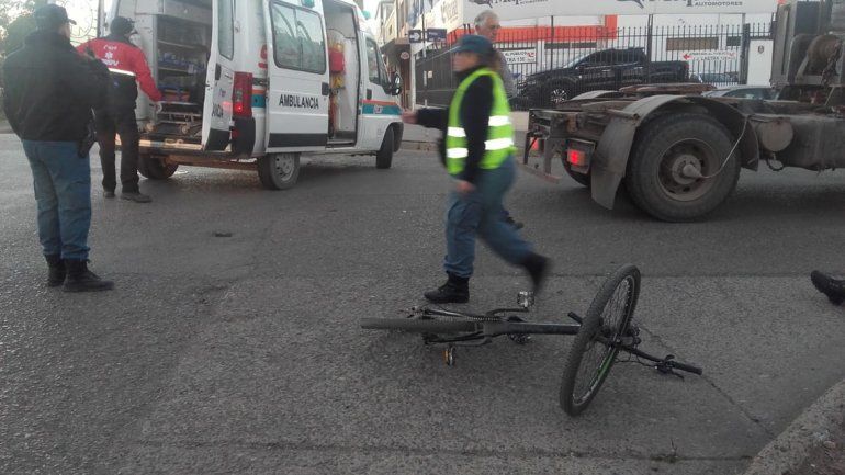 Ciclista cruzó en rojo y fue embestido por un camión