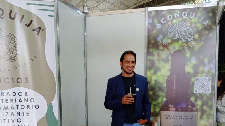 El médico Valentín Lobo en General Roca, donde produce su aceite de nuez Aconquija.
