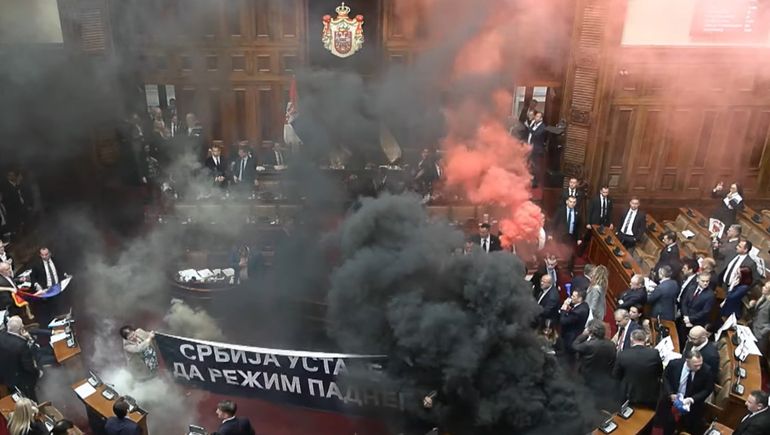 El Parlamento de Serbia fue escenario de un escándalo que recorrió el mundo.