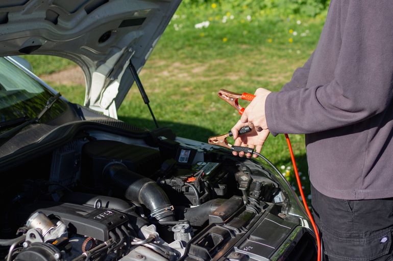 La vida útil de la batería de un auto ronda entre los tres y cinco años. La vida útil de la batería de un auto ronda entre los tres y cinco años.