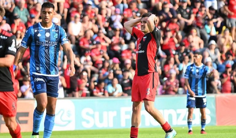 En la cancha de Colón tiraron papelitos y uno era un pedido de captura