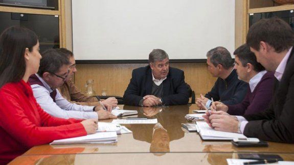 Funcionarios del gobierno provincial y del municipio, ayer, en una reunión.