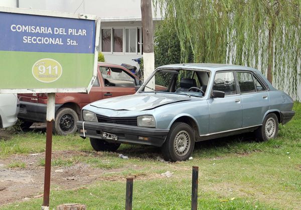 Atropelló a ciclista, lo mató y llevó su cuerpo incrustado en el parabrisas por 17 kilómetros