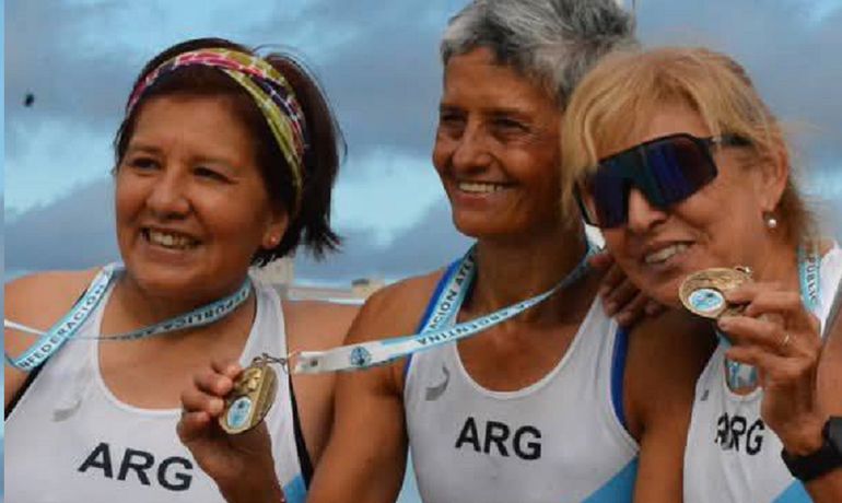 Plácida (izquierda) con su medalla del segundo puesto en una de las dos carreras donde compitió. 
