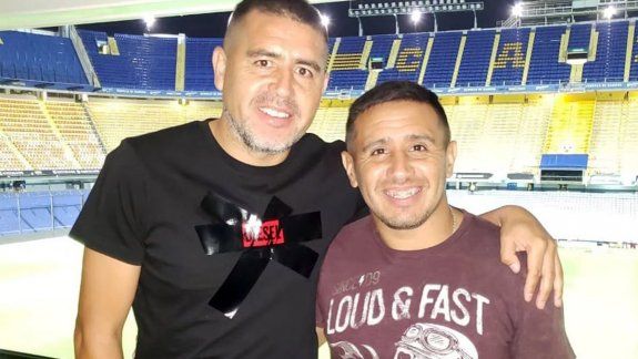 Cristian suele ser visto junto a su hermano, Juan Román Riquelme, en el palco de La Bombonera.