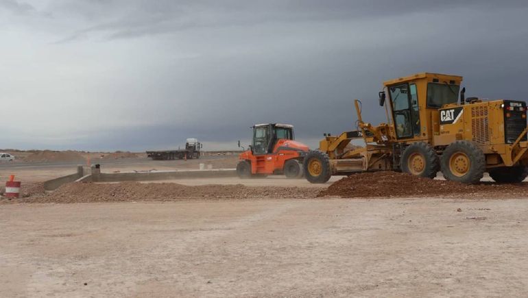 En la ruta 67 se está construyendo una rotonda para conectar la ruta petrolera con la zona industrial de Centenario.