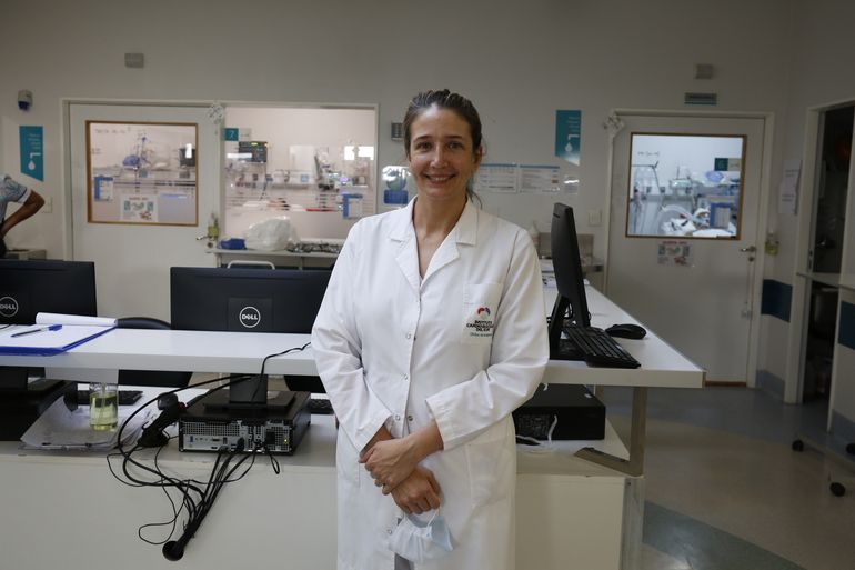 “En la segunda ola comenzaron a ingresar en las terapias pacientes de 20, 28, 40 años que te pedían por favor no morirse porque tenían hijos. Fue muy duro”, afirma Jorgelina Guyón.