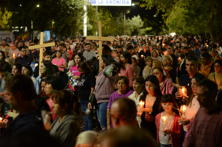 El Via Crucis se llevó a cabo este Viernes Santo en Neuquén