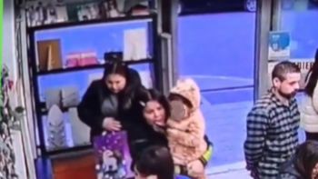 El comerciante de Chubut contó que la mujer que llevaba un bebé en brazos tapaba a la otra, que metía los anteojos en una bolsa con motivos infantiles y un Unicornio. El comerciante de Chubut contó que la mujer que llevaba un bebé en brazos tapaba a la otra, que metía los anteojos en una bolsa con motivos infantiles y un Unicornio.