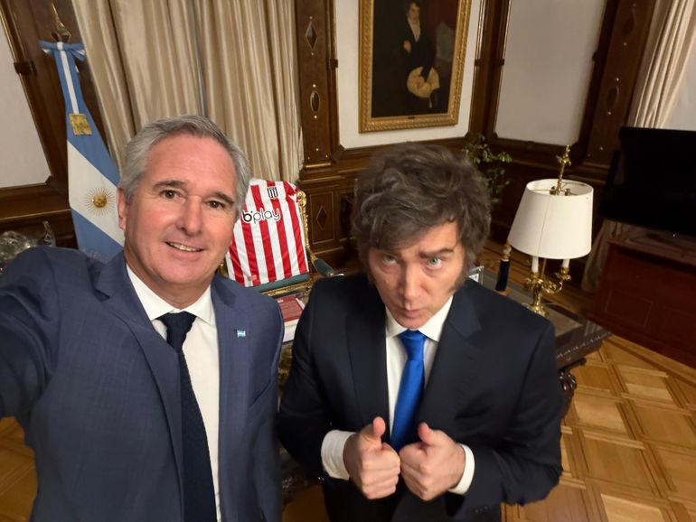 Javier Milei colocó la camiseta de Estudiantes sobre el sillón de Rivadavia durante reuniones en la Casa Rosada.