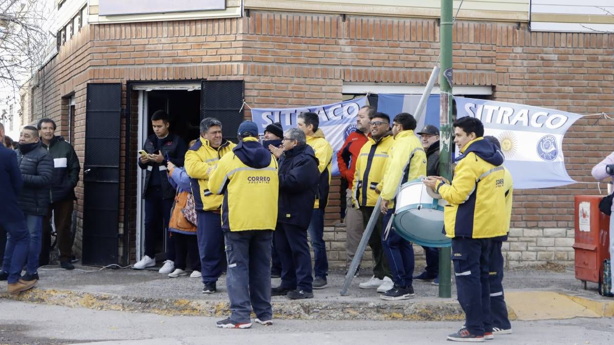 Los trabajadores del Correo Argentino recibieron el apoyo de SITRACO, del pueblo y del municipio. Foto Anahí Cárdena.