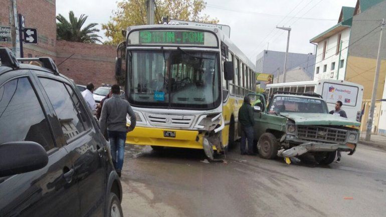 Un colectivo y una camioneta chocaron en la esquina de San Martín y Benedetti.