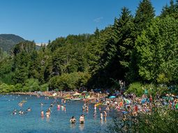 La playa del lago Correntoso es pública, pero si alguien quiere acampar o usar las parrillas tiene que pagarle a la comunidad Paichil Antriao.