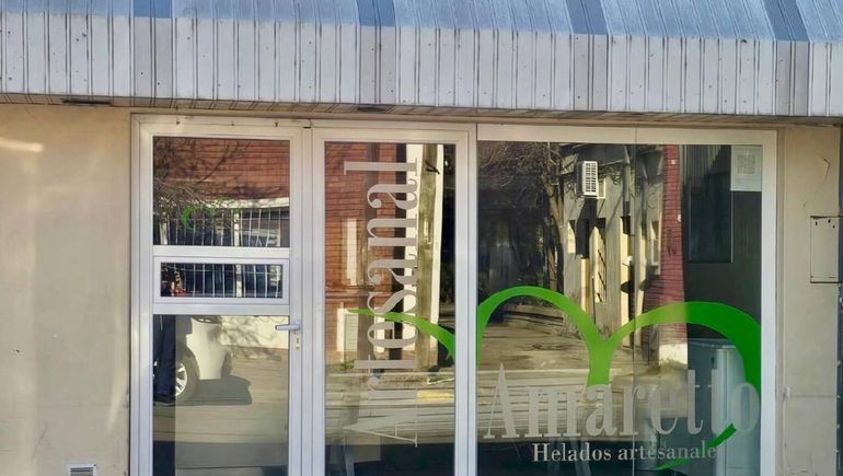 La heladería Amaretto de Centenario (ex Bambi) está al lado de lo que era el cine San Martín. Un clásico comercio. La heladería Amaretto de Centenario (ex Bambi) está al lado de lo que era el cine San Martín. Un clásico comercio.