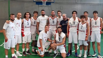 El exfutbolista argentino junto a sus compañeros de equipo. El exfutbolista argentino junto a sus compañeros de equipo.