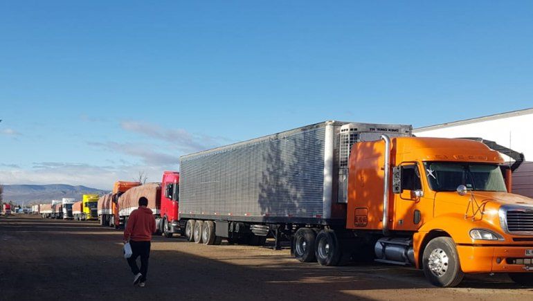 Alerta por nieve: quedan unos 300 camiones varados en Las Lajas