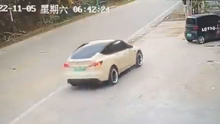 Video: un Tesla perdió el control y mató a dos personas en China