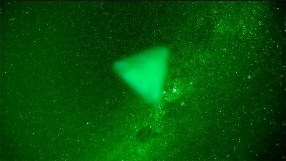 Un destructor de los EE.UU. filmó un OVNI con forma piramidal