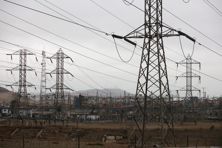 FOTO DE ARCHIVO: Líneas eléctricas de alta tensión en el distrito de San Juan de Miraflores en Lima