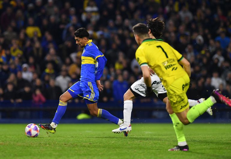 Pase gol de Vázquez y definición de la figura de la cancha, Christian Medina. 