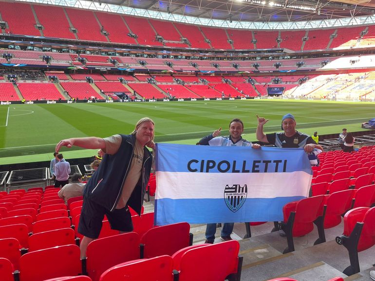 La banda de Cipolletti que presenció el triunfazo de la Selección Argentina en el Estadio de Wembley. 