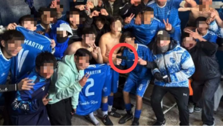 Juveniles de un club de Comodoro Rivadavia festejaron con un arma de juguete.