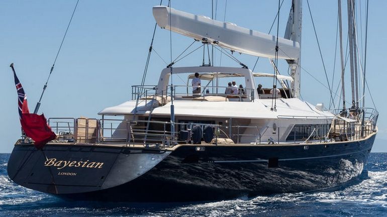 El Bayesian era un velero imponente, con dos poderosos motores. El Bayesian era un velero imponente, con dos poderosos motores.