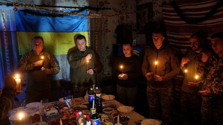 Militares ucranianos en la mesa de Navidad, antes del ataque de Rusia. Militares ucranianos en la mesa de Navidad, antes del ataque de Rusia.