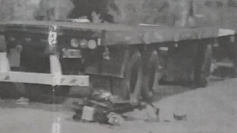 La moto quedó tendida en la calle tras impactar contra el acoplado.&nbsp;