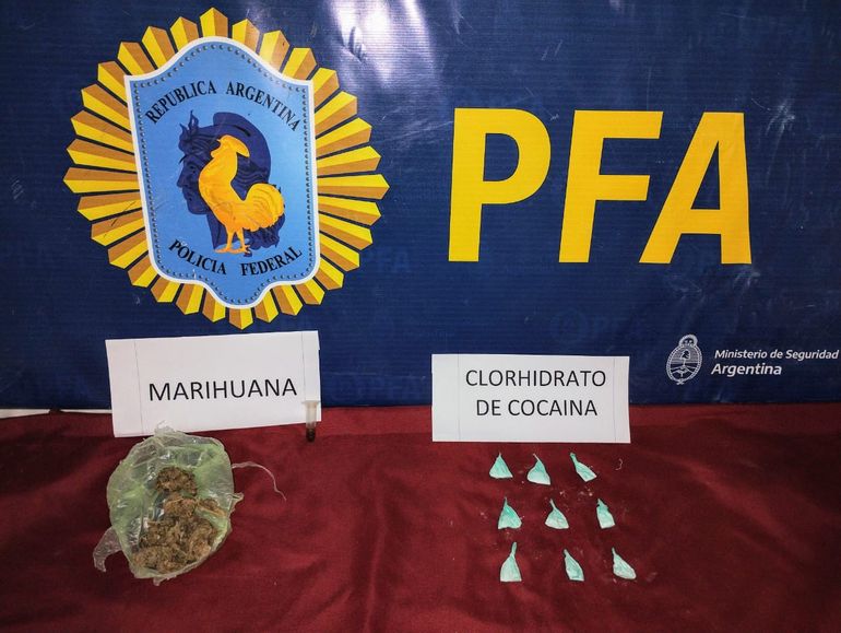 En Zapala, la Policía Federal secuestró cocaína y marihuana que vendían en principal plaza de la localidad. En Zapala, la Policía Federal secuestró cocaína y marihuana que vendían en principal plaza de la localidad.