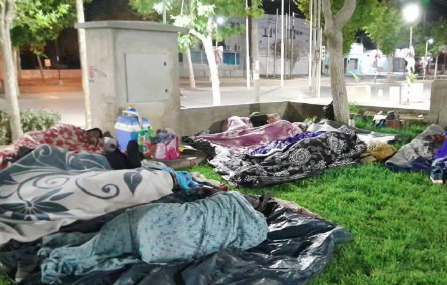 Las familias acampan en la plaza de Plottier desde el domingo