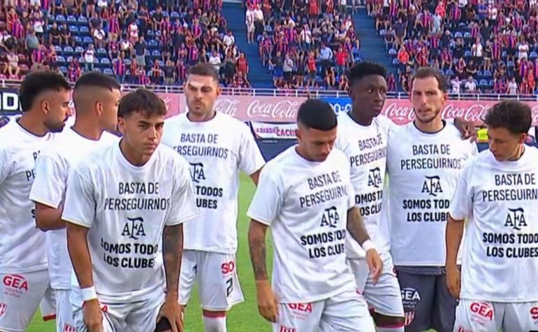 Las camisetas que utilizaron los jugadores de San Lorenzo e Instituto.