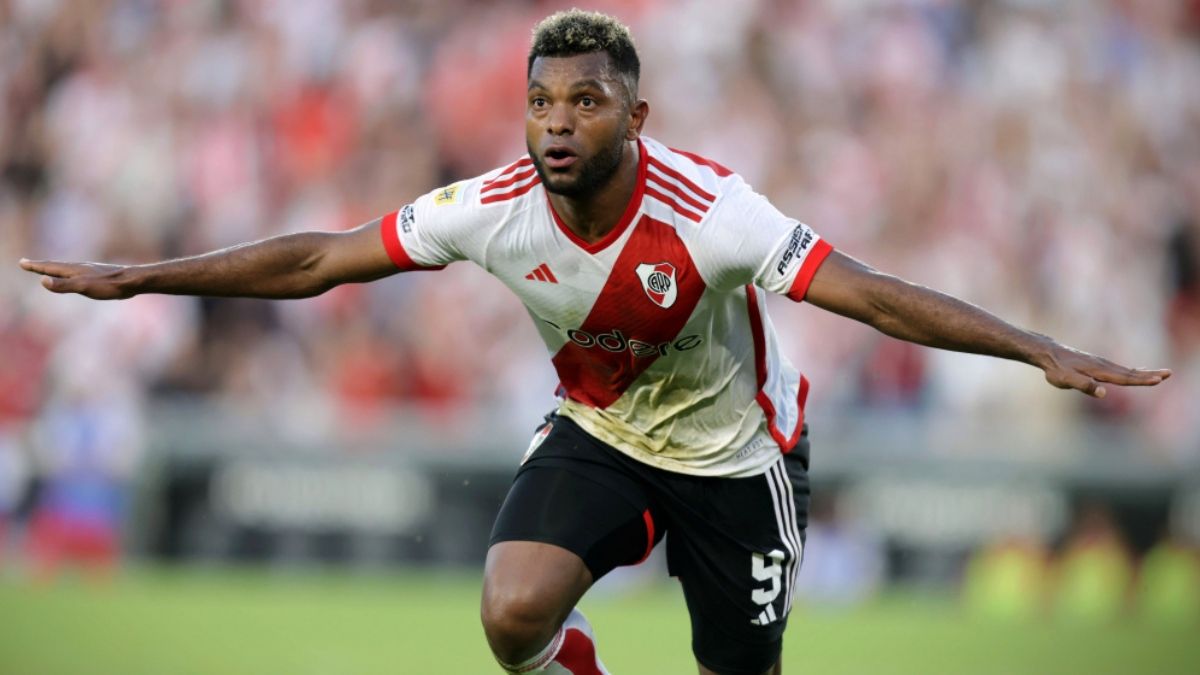 Miguel Borja con la camiseta de River